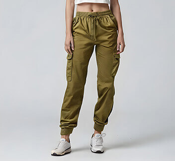 Pantalones cargo relajados con bolsillos funcionales y un aire utilitario.
